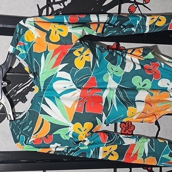 Vince Camuto‎ Floral Long Sleeve Open Back Swimsuit Size 8 NWT - Picture 2 of 10